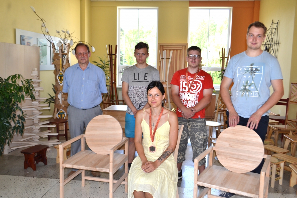 KONKURSĀ TAPUŠIE DARBI APSKATĀMI SKOLĀ. Attēlā — Aizkraukles Profesionālās vidusskolas audzēkne Evita Briņķe, skolotājs Māris Rukmanis (no kreisās), Alens Puriņš, Raimonds Rancāns un Jānis Madžulis.