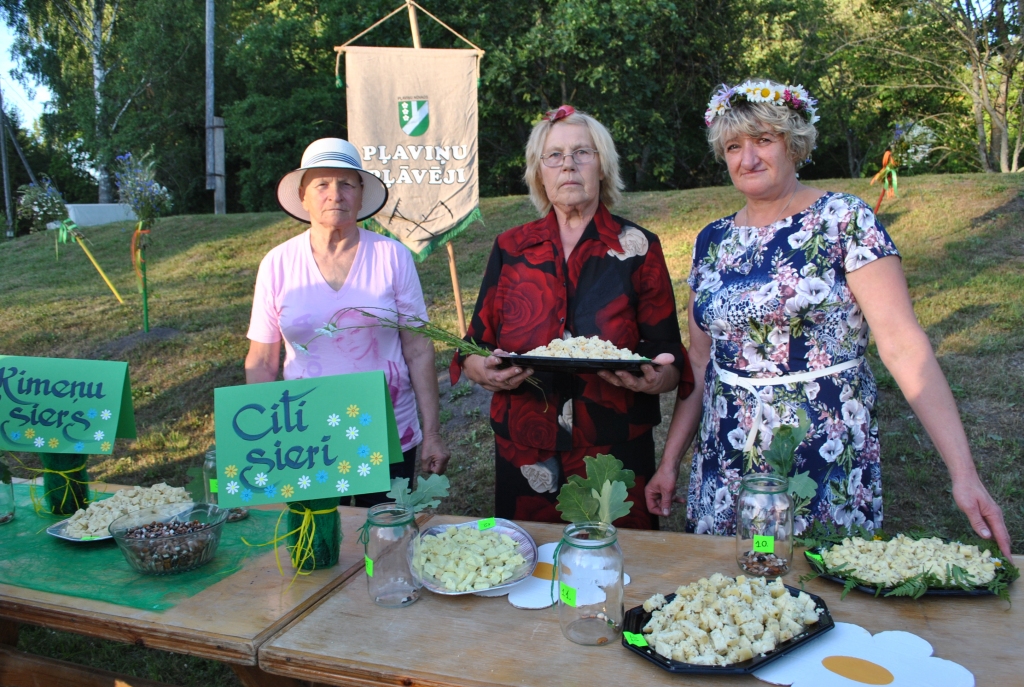 SIERS IR KĀ MĀKSLA — atzīst biedrības “Pļaviņu pļāvēji” vadītāja Sarmīte Norvaiša (no labās), kā arī pieredzējušās saimnieces Aina Larionova un Mārīte Siņica.