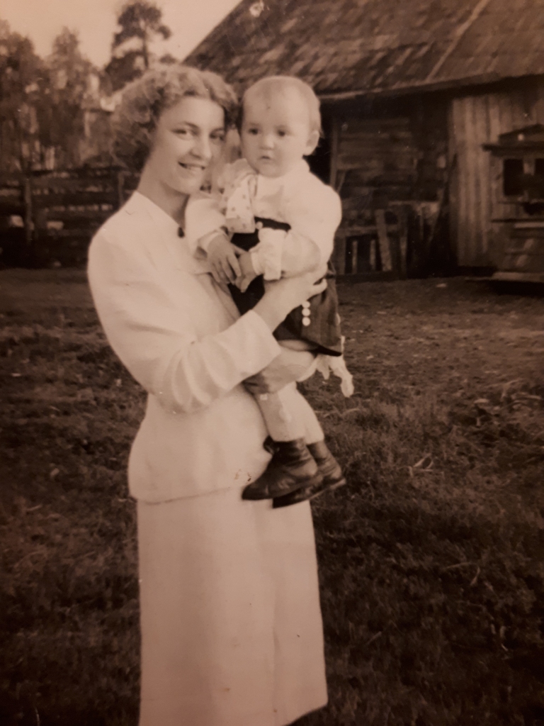 Mana mamma Ilga Bērziņa un es “Ķiršu” māju pagalmā.