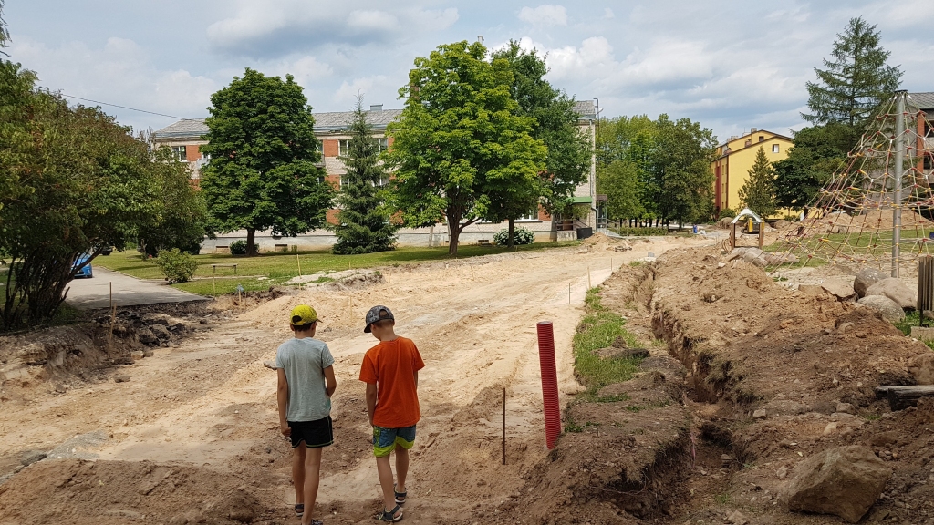 NEĒRTĪBAS JĀPACIEŠ. Būvdarbi Blaumaņa un Indrānu ielu posmos iedzīvotājiem šobrīd rada neērtības, taču pēc darbu padarīšanas ieguvumi būs ievērojami.
Autors: Imants Kaziļuns