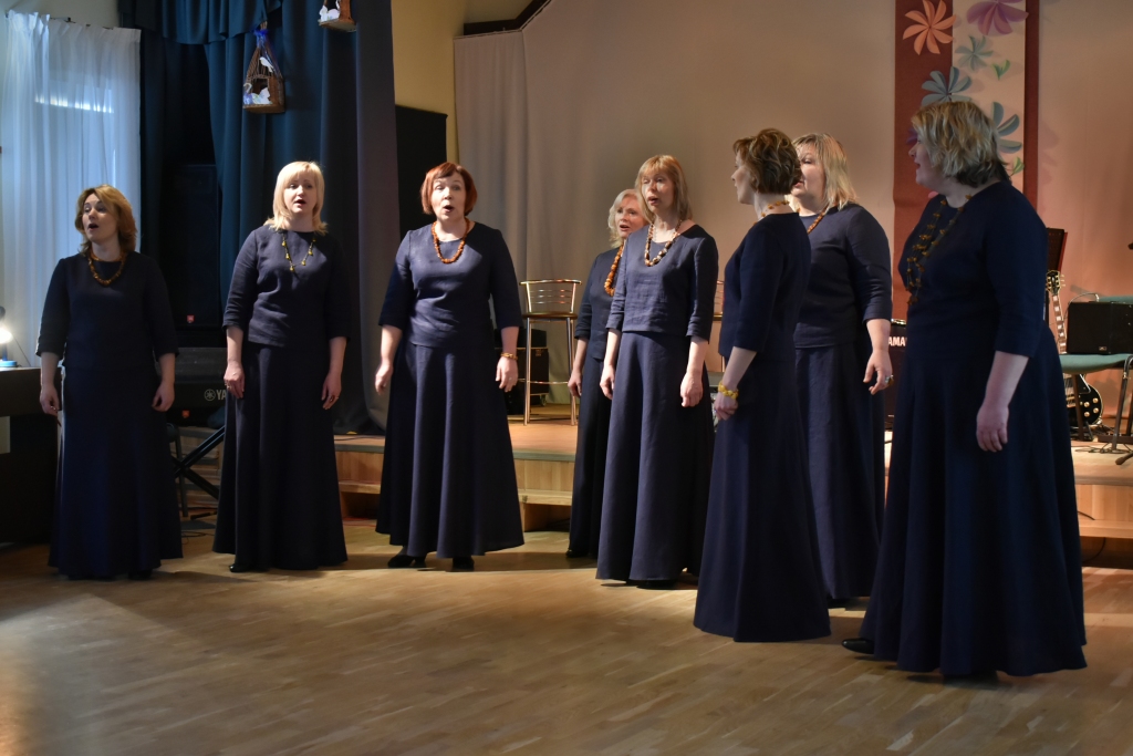 KONCERTĒ JAUNOS TĒRPOS. Tie “Dzirnu” dziedātājām būs līdzi arī uz Toronto.
Autors: no “Staburaga” arhīva