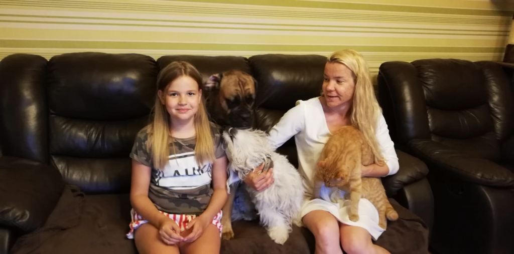 AR SAVIEM MĪĻAJIEM. Eva ar ar meitu Noru, suņiem Pogu un Pirātu un kaķi Žoriku.