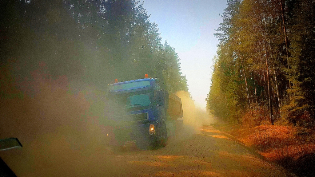 Dzīvībai bīstamas situācijas. Saistībā ar karjeru izstrādi Aizkraukles pusē grants ceļus intensīvi izmanto smagās automašīnas. To saceltie putekļi bezvēja laikā rada necaurredzamu smilšu daļiņu plīvuru.