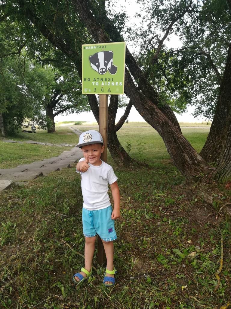 Ko atnesi, to aiznes! Aizkraukles novadā zaļās zonas vietās ierīkotas zīmes ar aicinājumu savākt līdzpaņemtos atkritumus.