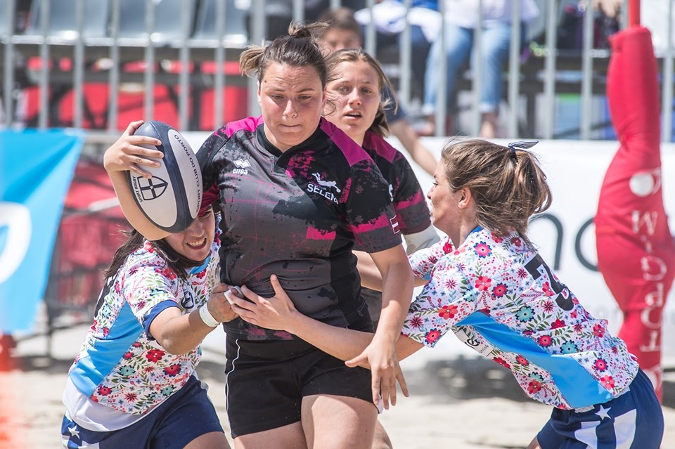 Bumbu grib visas. Jaunjelgaviete Ilze Lazdāne (centrā ar bumbu) neatlaidīgi cīnījās par komandas panākumu.
Autors: Zigismunda Zālmaņa foto