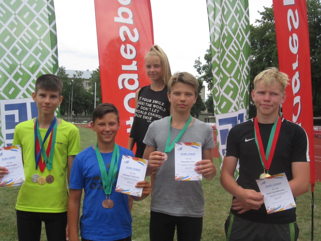 Spēcīga jaunatne. Eduards Soroka (no kreisās), Adrians Veļčinskis, Armands Cinis, Gatis Karabanovs, kā arī Krista Lapiņa (V. Veļčinskis), kura veica 80 m barjerskrējienu.
Autors: no Aizkraukles novada sporta skolas