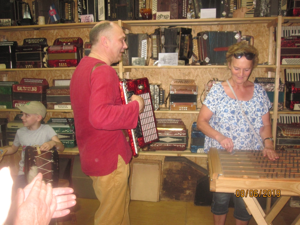 Aplūkojot Gunāra Igauņa (no kreisās) seno mūzikas instrumentu kolekciju, bez dziesmām un muzicēšanas neiztikt. Ārī šoreiz skanēja dziesmas.
Autors: no “Ābeļziediem”