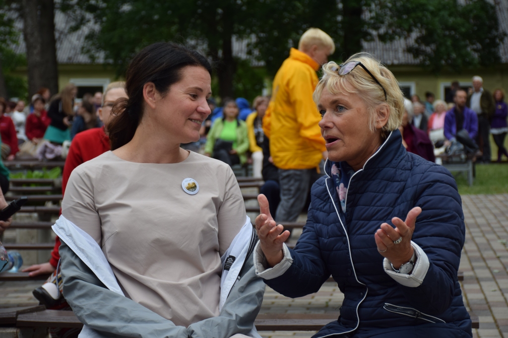 Kopdarbs. Koru virsdiriģente Agita Ikauniece-Rimšēviča (no kreisās) un deju kolektīvu virsvadītāja Elita Treilone.
Autors: Imants Kaziļuns