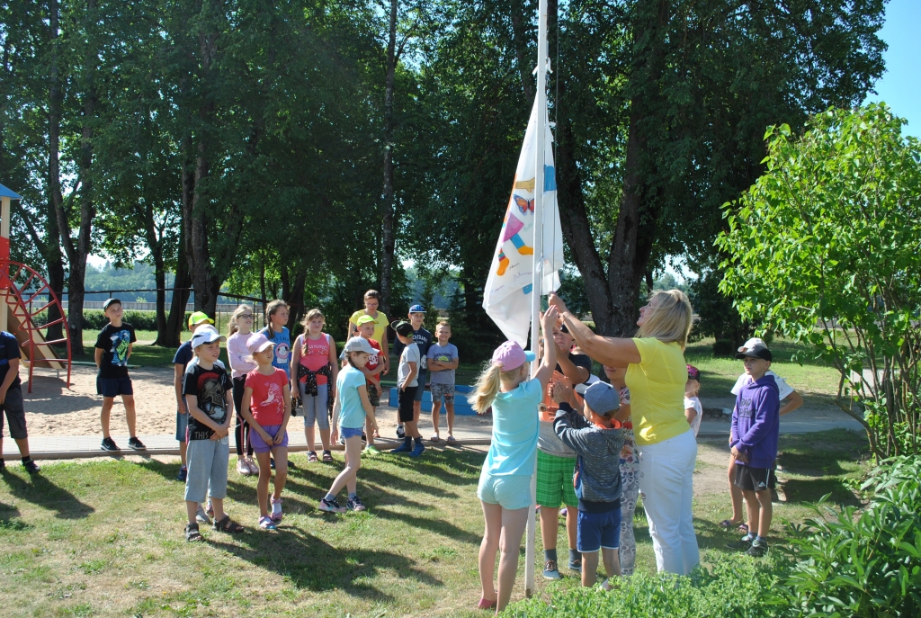 SVINĪGS BRĪDIS ir nometnes karoga pacelšana.