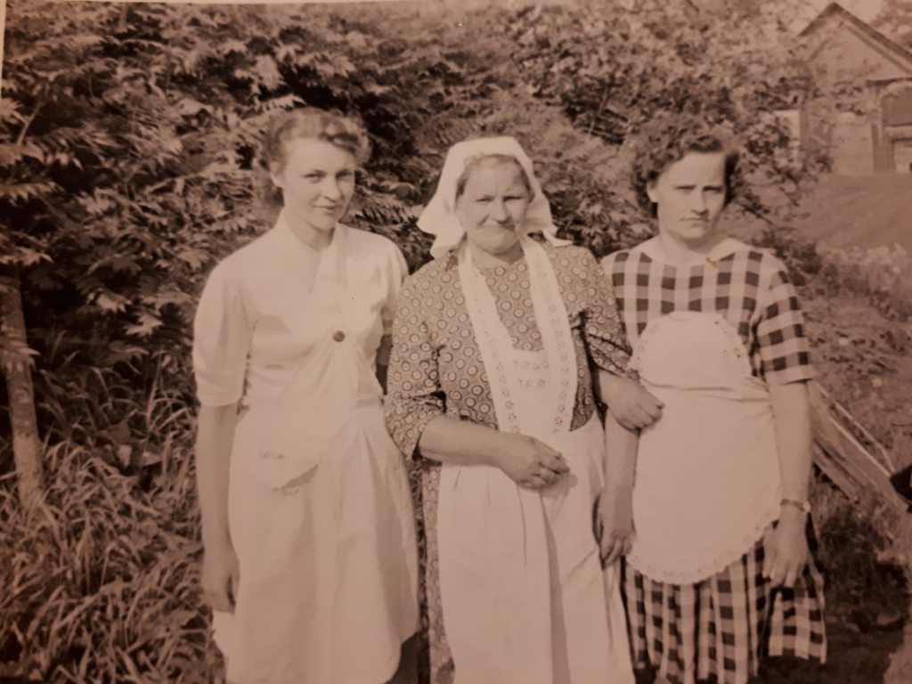Saimnieces — vidū māmuļa (vecmamma) Ērika Skroderis, pa kreisi mana mamma Ilga.
Autors: no J. Kalēja albuma