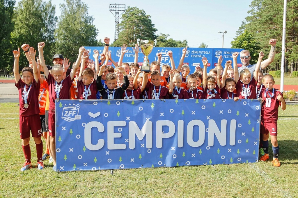 Prieks, lepnums un gandarījums. Vienība “FK Veina” pēc uzvaras turnīrā.
Autors: no Latvijas futbola federācijas mājaslapas