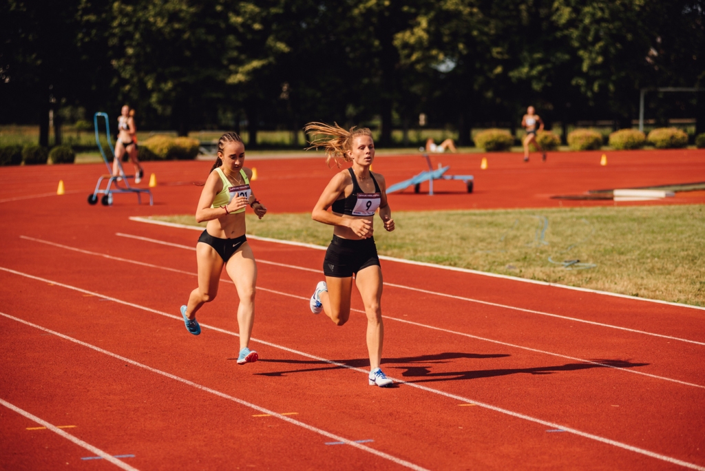 Noķer, ja vari! Patrīcija Eiduka (no labās) 1500 m skrējienā bija visāt­rākā un vienīgā veica distanci ātrāk par piecām minūtēm.