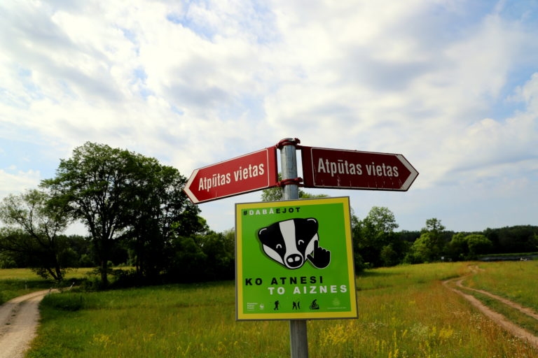 Ko atnesi, to aiznes! Aizkraukles novadā zaļās zonas vietās ierīkotas zīmes ar aicinājumu savākt  pašu radītos atkritumus.
Autors: Aizkraukles novada pašvaldība
