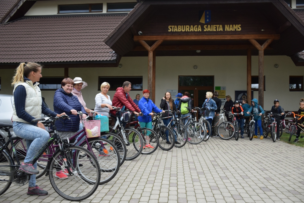 “Salas” pētnieki. Iejūtoties tūristu “ādā”, vietējie pagasta iedzīvotāji iepazina velomaršrutu līdz dzelzceļa stacijai “Staburags”.
Autors: Imanta Kaziļuna foto