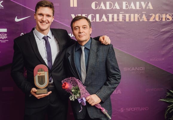 Oļegs Kozjakovs, titulētais vieglatlēts un daudzcīņnieks, kopā ar savu treneri Valēriju Veļčinski.
Autors: Gunta Bērziņa foto