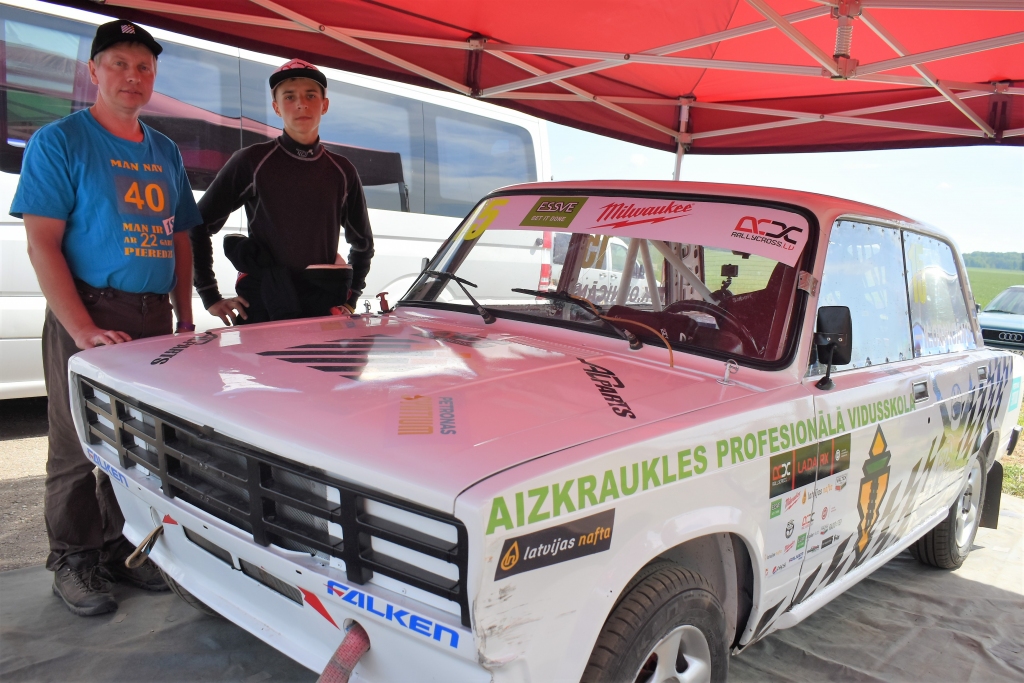 Kristiāna Ornicāna būvētā mašīna piedalījās izstādē “Skola 2019” Ķīpsalā. “Reklamējām Aizkraukles Profesionālo vidusskolu, jo ne katrā skolā ir tāds kartingu pulciņš un ne katrā skolā audzēknis pats sev uzbūvē mašīnu,” saka Kristiāns un viņa tēvs Antons.