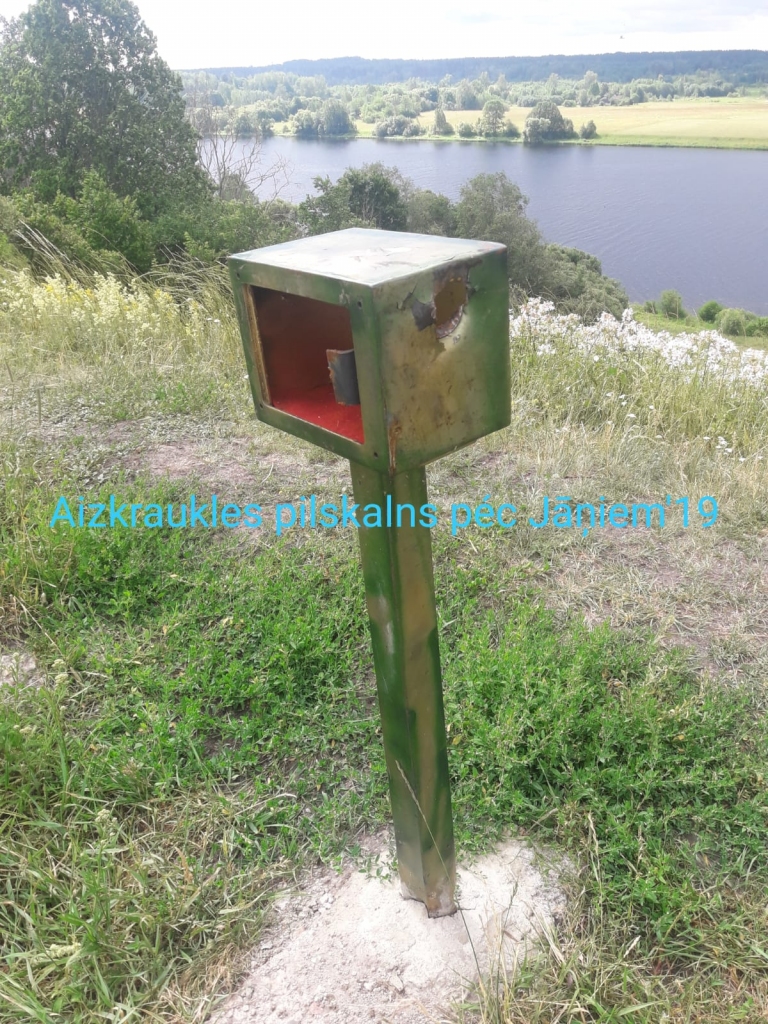 Sabojātā ziedojumu kastīte. “Varoņdarbs” bez paraksta.
Autors: no draudzes