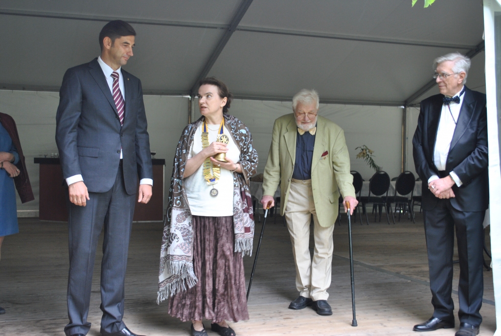 PIENĀKUMU NODOŠANA. Lilija Dinere prezidenta pienākumus tālāk uztic Kasparam Višam. No labās — pļaviņietis Pēteris Cielavs un ilggadējs kluba biedrs un viens no pirmajiem prezidentiem Oļģerts Krauklis.