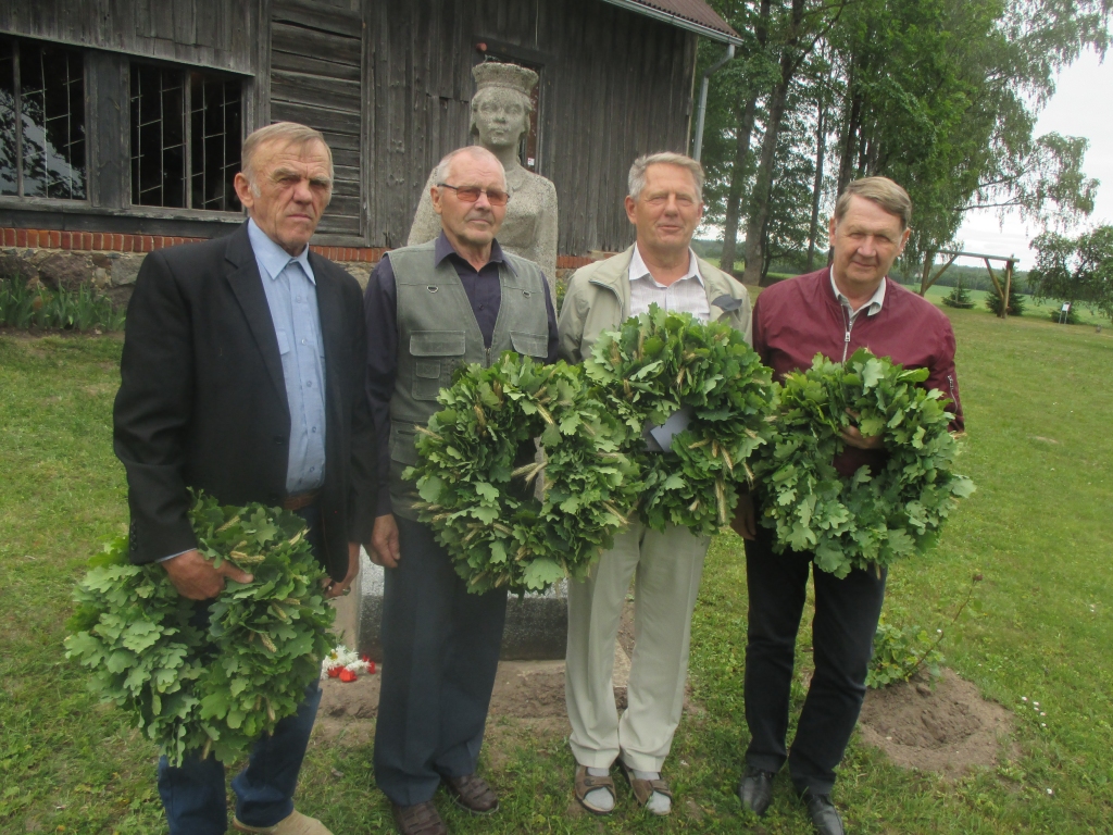Katram pa ozollapu vainagam. Voldemāra Jākobsona audzēkņi — cienīgs viņa turpinājums: Jānis Birkāns (no kreisās), Uldis Straume, Uldis Filipsons, Andris Kristons.