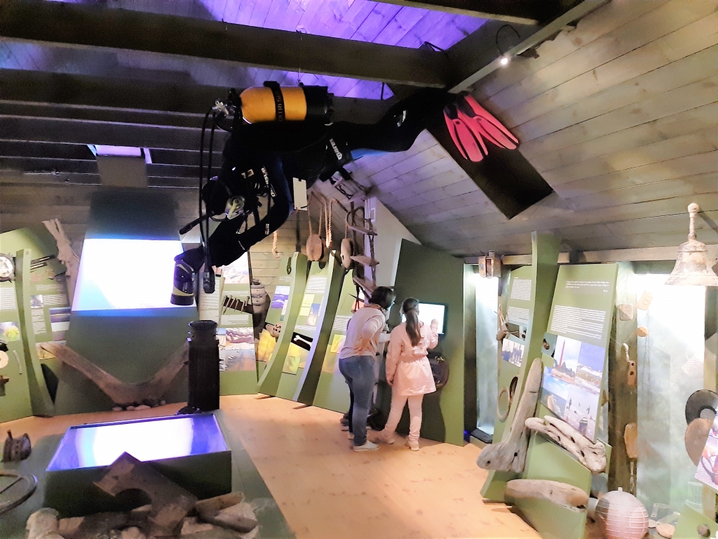 Muzejā pie griestiem iekārts nirējs ar visu ekipējumu.
Autors: Andra Iruka foto