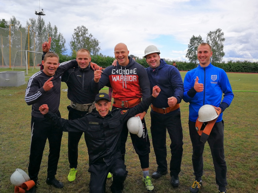 Labā Zemgales reģiona ugunsdzēsēju komanda! Staņislavs Molčanovs (no kreisās), Ainārs Mičulis, Andrejs Ostvalds, Aigars Savickis, Artūrs Reidzāns un Guntars Laukazīle (priekšplānā).
Autors: Līga Ciematniece