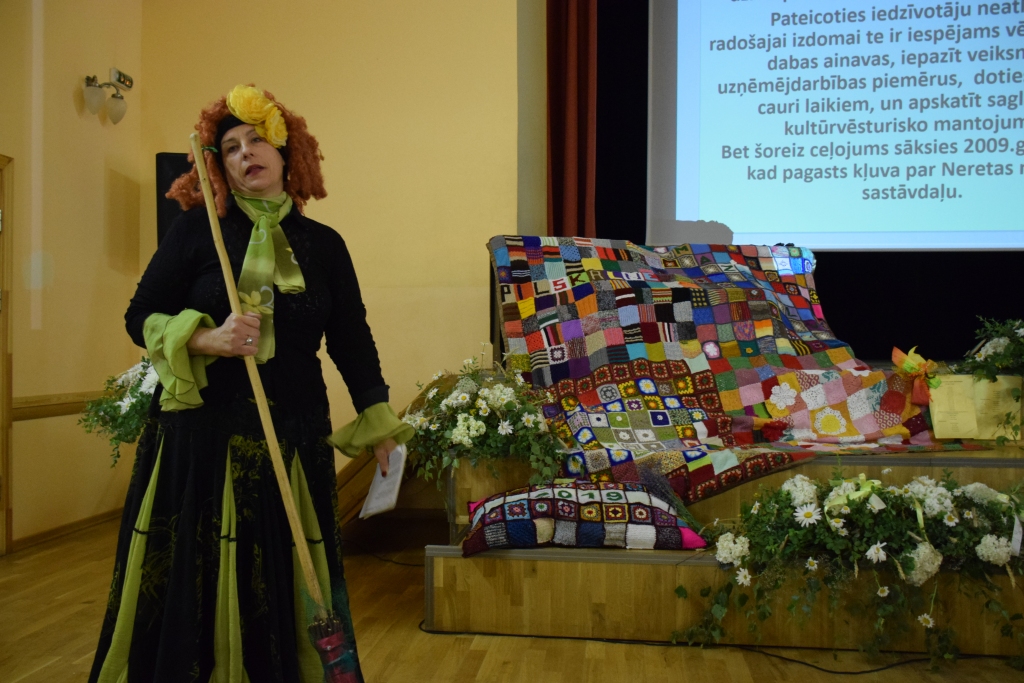 Neretas novada desmit gadu jubilejas svinībās par Mazzalves pagastā desmit gados paveikto pastāstīja un kopīgajā segā ieaustās domas un sapņus atklāja Ērberģes muižas raganiņa, kuras tēlā iejutās Mazzalves pagasta pārvaldes vadītāja Zeltīte Odiņa.
Autors: Agita Grīnvalde-Iruka