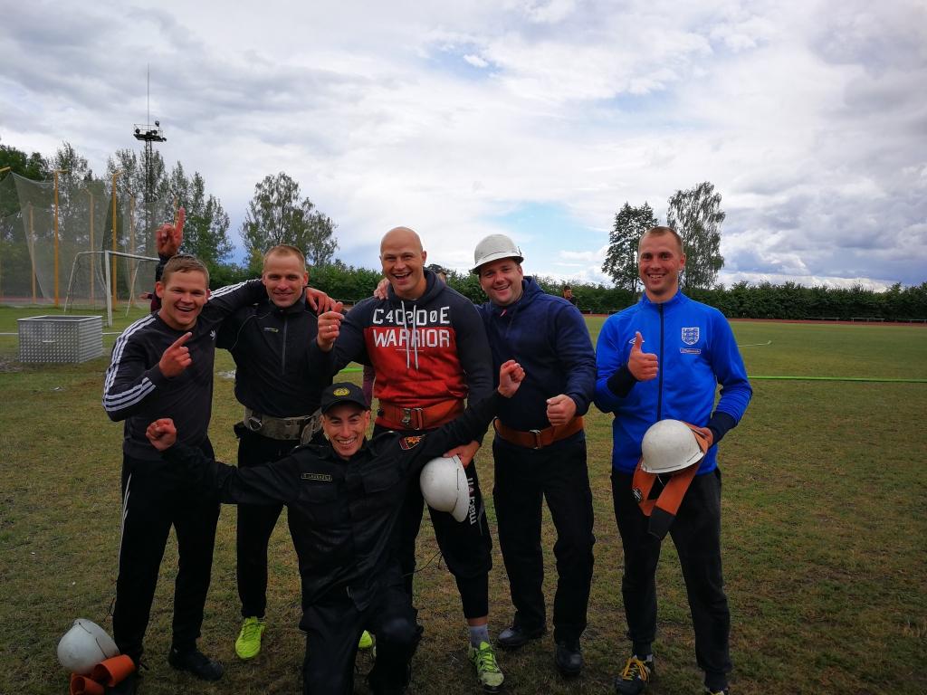 Labā Zemgales reģiona ugunsdzēsēju komanda! Staņislavs Molčanovs (no kreisās), Ainārs Mičulis, Andrejs Ostvalds, Aigars Savickis, Artūrs Reidzāns un Guntars Laukazīle (priekšplānā).
Autors: Līga Ciematniece