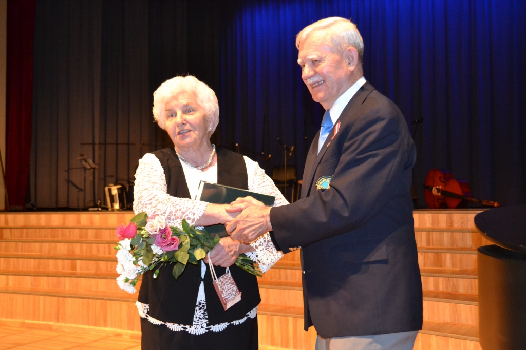 VANADZES IR STIPRS BALSTS. Biedrības “Daugavas Vanagi” Latvijas vanagu priekšnieks  Andrejs Mežmalis  Latvijas vanadžu priekšniecei Klārai Mētrai dāvina grāmatu par Latvijas armijas vēsturi un pateicas par darbu — vanadzes ir stiprs mugurkauls visai “Daugavas Vanagu” organizācijai.