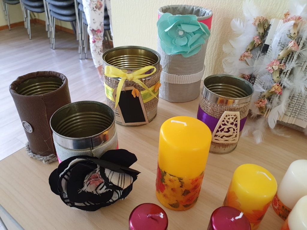 Visu jūliju Kokneses novada sociālā dienesta zālē būs apskatāmi radošās nedēļas lielo un mazo dalībnieku darbiņi. Šeit redzami bērnu gatavotie uzglabājamie trauciņi no izlietotajām konservu kārbām un sveces, kas dekorētas ar salvešu dekupāžas metodi.
Autors: no Kokneses novada ģimenes atbalsta dienas centra
