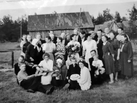 Kāda nezināma balle “Ķiršu” mājās Daudzevā. Priekšplānā baltā kleitā ar ģitāru mana mamma Ilga Bērziņa. Viņai blakus ar vijoli — vectēvs Osvalds Skroderis.
Autors: no J. Kalēja albuma