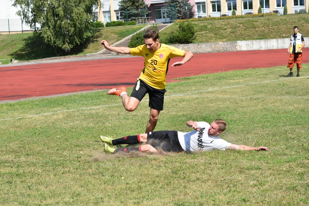 Tīri nospēlēts. Vienības “Poila” spēlētājam Aivim Laiviņam (lēcienā) pretinieks izsita bumbu.