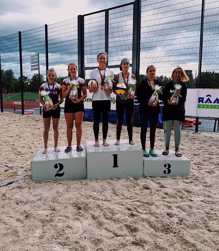 Latvijas jaunatnes pludmales volejbola čempionāta U15 vecuma grupā jaunās volejbolistes no Neretas Amanda Regute un Endija Kapele izcīnīja zelta medaļas.
Autors: no I. Silava