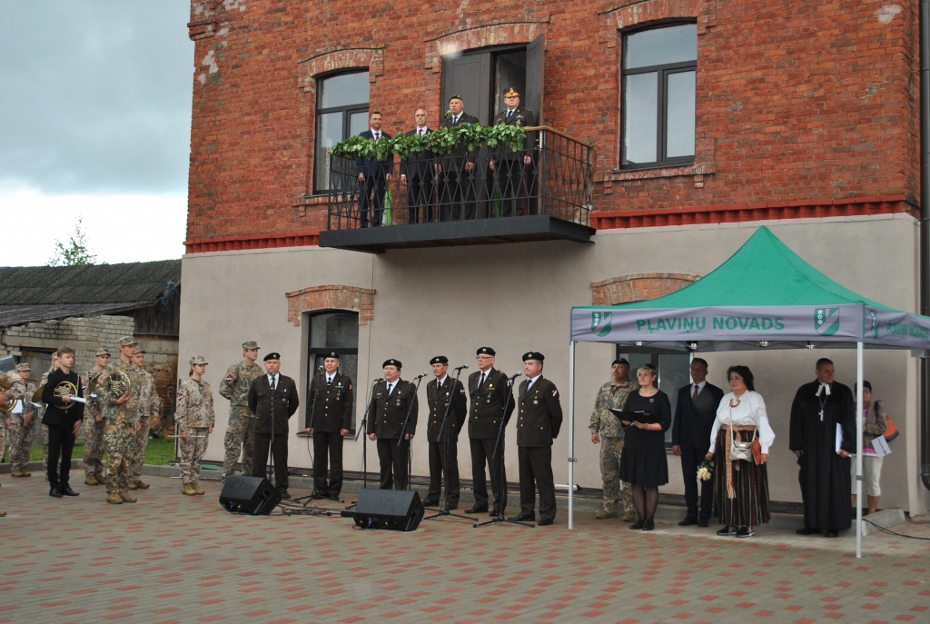 VĒSTURISKS BRĪDIS — no nama balkona atkal skan sveiciens Latvijas karavīriem.