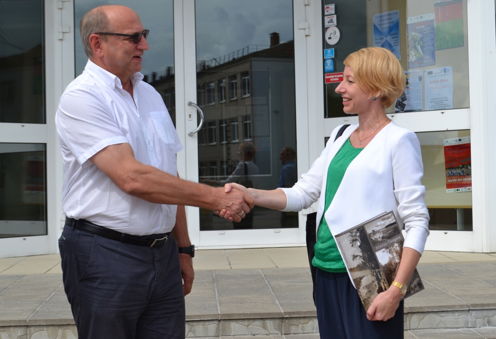 LIETDERĪGA TIKŠANĀS. Aizkraukles novada domes priekšsēdētājs Leons Līdums un Valsts vides dienesta vadītāja Elita Baklāne-Ansberga ir gandarīti par tikšanos Aizkrauklē un panākto vienošanos veidot darba grupu, kas organizēs piesārņotās teritorijas attīrīšanu no naftas produktiem.