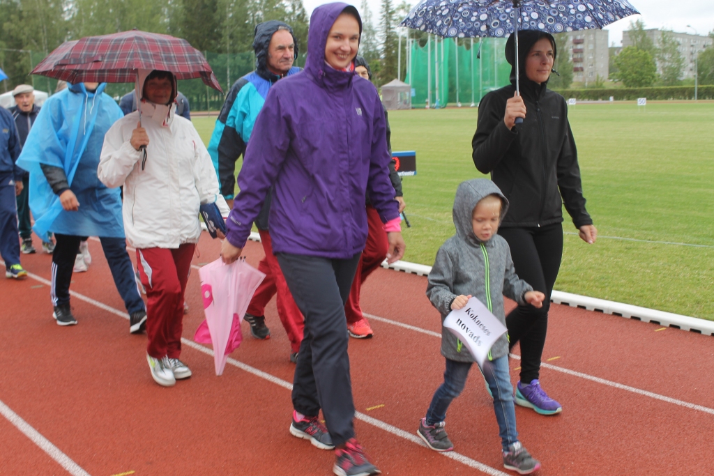 SACENSĪBU ATKLĀŠANAS PARĀDĒ  —  Kokneses novada komanda. Priekšplānā —  Antra Vītola (no labās), viņas meitiņa Annija un  Dace Graudiņa.
Autors: Ziedoņa Lazdiņa foto