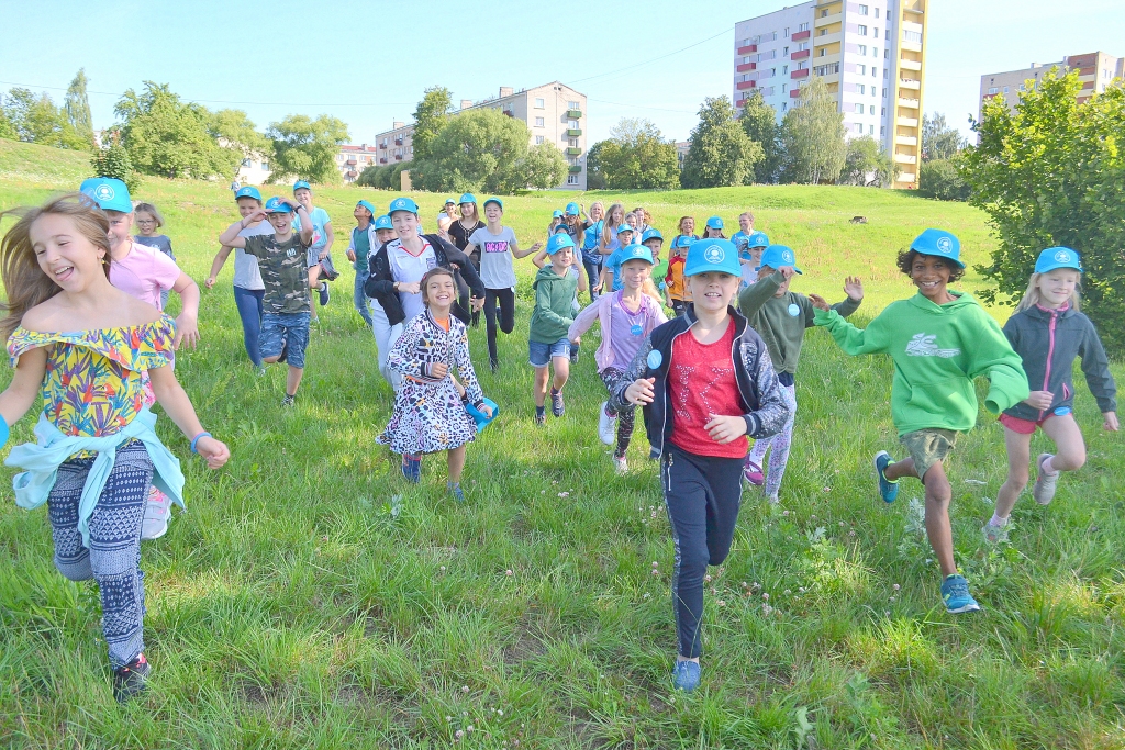 Nevaldāma enerģija. Mazie latvieši no Eiropas malu malām uz nedēļu satikušies Aizkrauklē.
