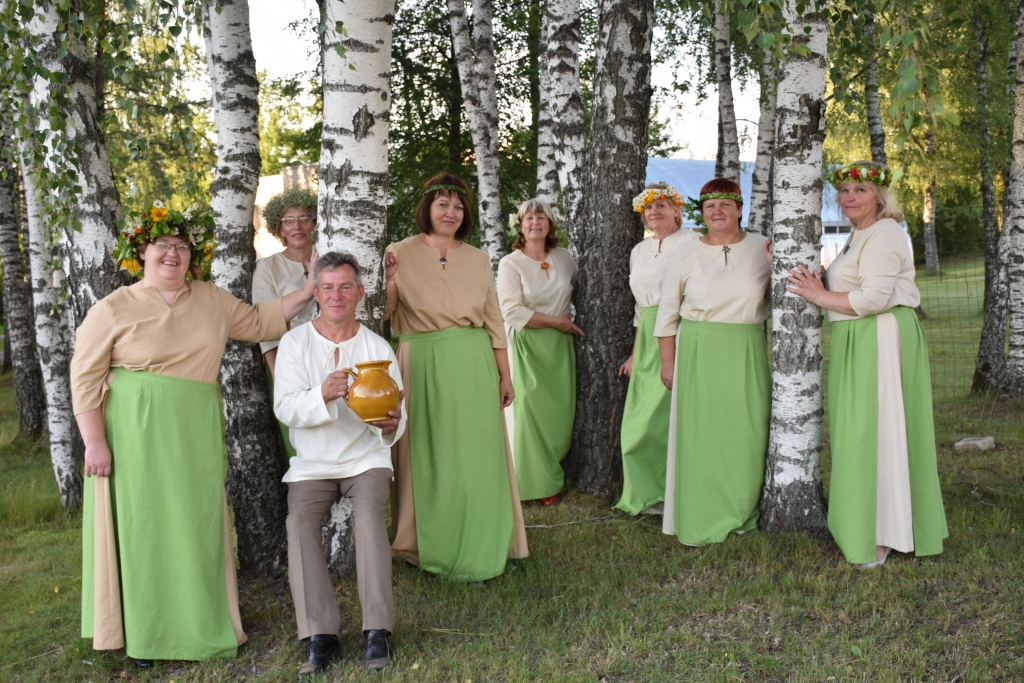 KRUSTABAS Sērenes vokālā ansambļa “Klabatas” dalībnieki svinēja jaunos tērpos. Pirmā no kreisās — kolektīva vadītāja Sandra Spruča.
Autors: Elita Brovacka