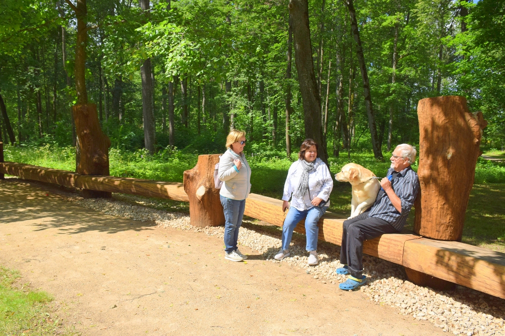 Sols atpūtai un skaistumam. Parkā satiktā pļaviņiete Gaļina (no kreisās) bijušajam pašvaldības izpilddirektoram Jāzepam Baltmanim stāsta, ka uzaicinājusi māsu Tatjanu apskatīt Likteņdārzu un Koknesi. Māsa Latvijā ieradusies no Arhangeļskas Krievijā un šeit nav bijusi apmēram 15 gadu. Viņa teic, ka ir pārsteigta par to, cik skaista ir kļuvusi Koknese.