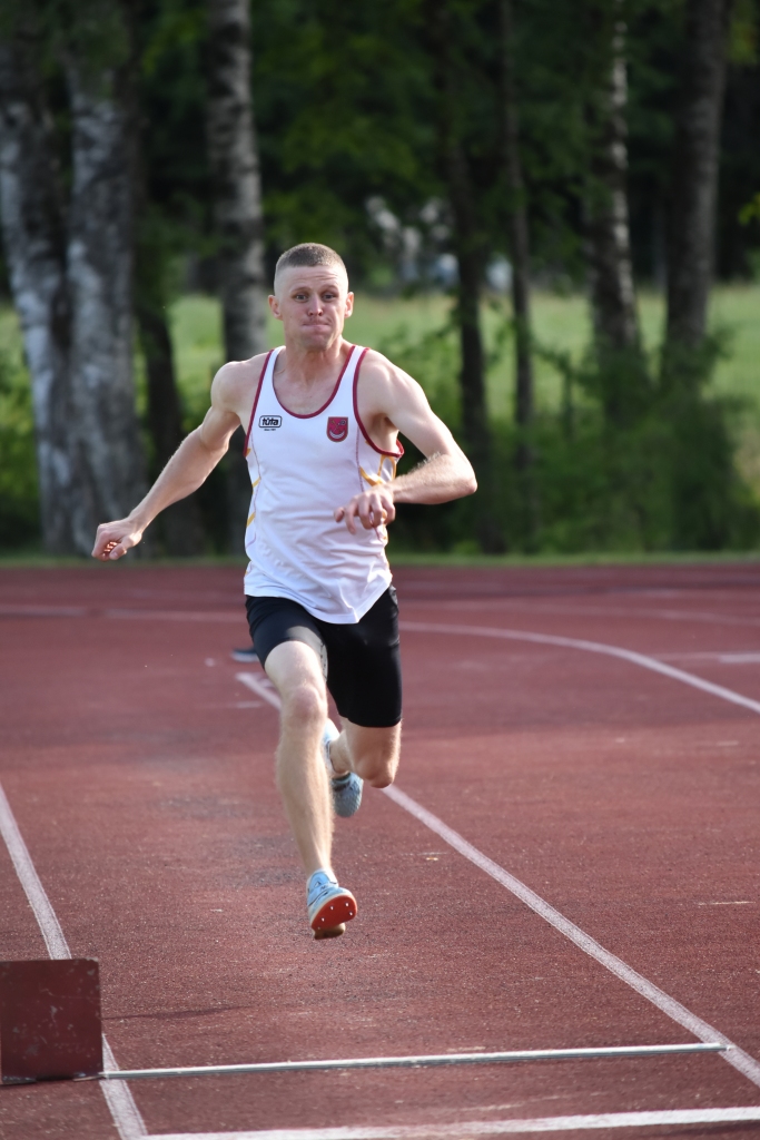 Nu tik būs lidojums! Skrejceļā Dāvis Kalniņš, kurš sacensībās aizlēca vistālāk — 14,46 m.