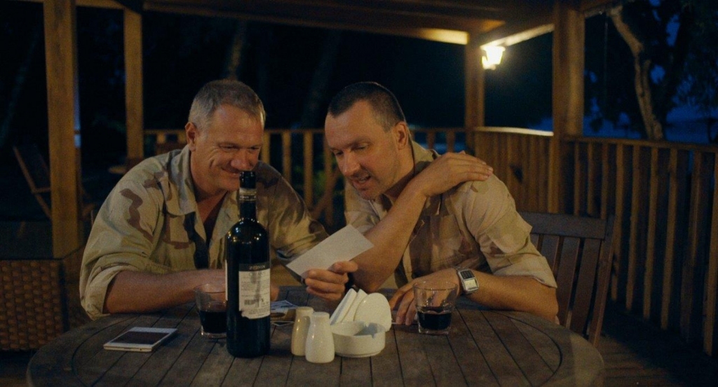 Kadrs no filmas. Kaspars Roga (no labās) un Mr. Kauliņš.