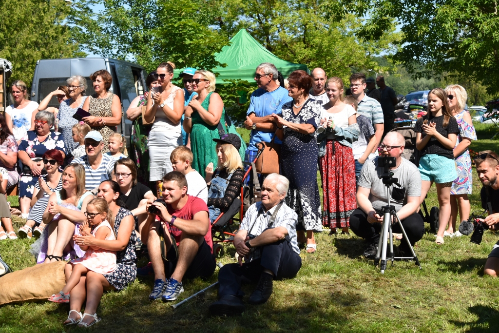 Aplausiem skanot, modes skates vērotāji sagaidīja un pavadīja katru modeli.