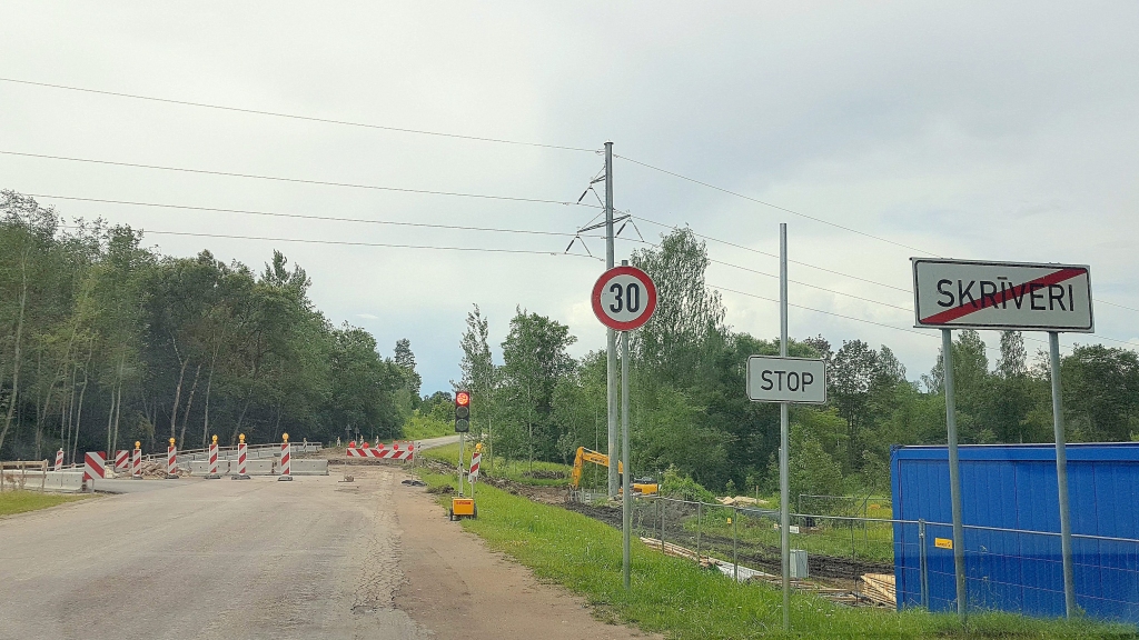Bija tilts pār Maizītes upi Skrīveros. Tā vietā šobrīd izbūvē 2,5 m augstu un 4,5 m platu caurteku.