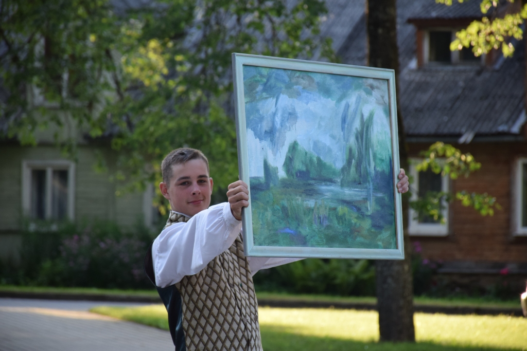 IZSOLE bija noorganizēta profesionāli, mākslas darbus skatītājiem rāda deju kolektīva “Kodoliņš” dalībnieks Kristers Antons.