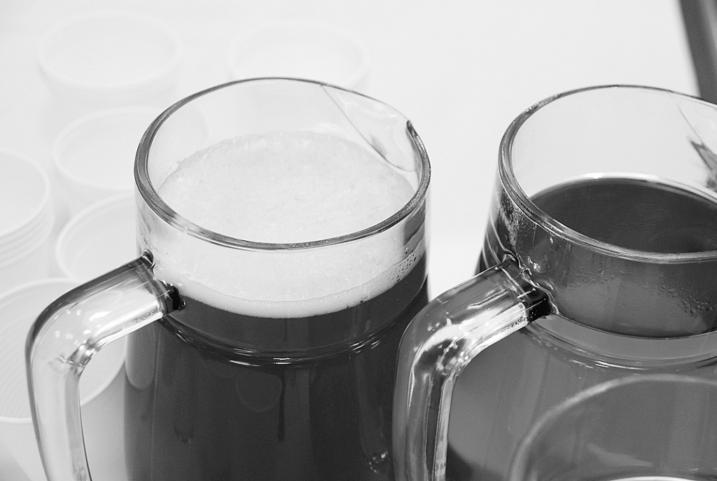 Viens alus kauss svētku vakarā nevienam nekaitēs. Taču, ja dzer daudz un no rīta vēl vajag “salāpīties”, lai justos labāk, tas ir viens no simptomiem, kas norāda — cilvēkam ir alkohola lietošanas problēmas.
Autors: Daiņa Ģelža foto