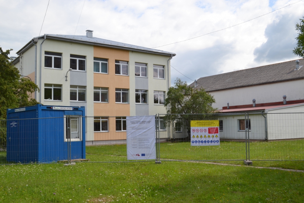 SĀK BŪVDARBUS. Teritorija ap būvdarbu vietu ir ierobežota ar žogu, izvietoti informējoši uzraksti, kā arī novietots vagoniņš dežuranta vajadzībām.