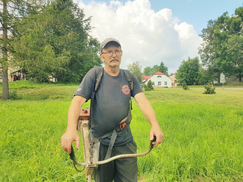 Darbs arī dzimšanas dienā. Apaļo jubileju Valdis sagaida ar trimmeri rokās.