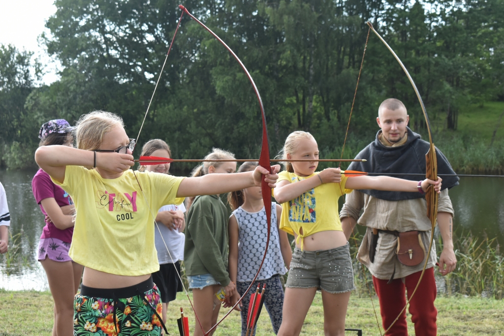 Par apbrīnu daudziem. Vairākas meitenes loka šaušanā uzrādīja ļoti labus rezultātus.