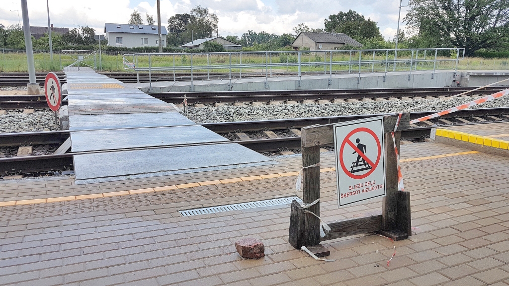 Modernizētais perons ļauj vieglāk iekāpt un izkāpt no vilciena.