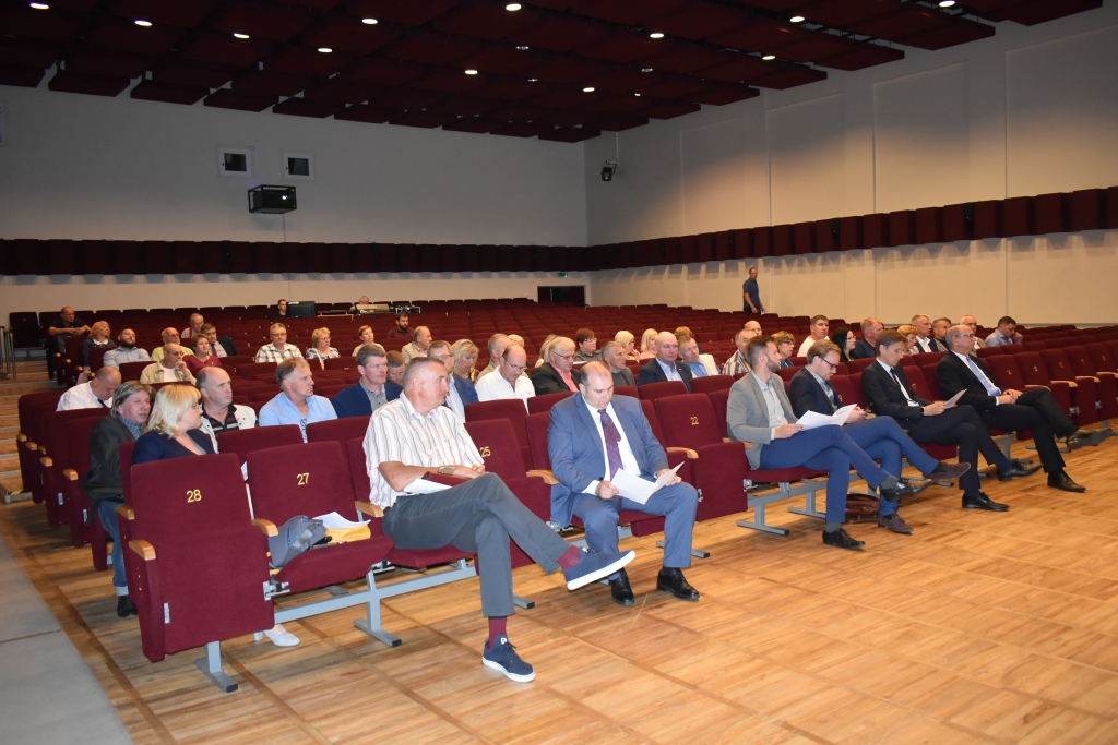 Konsultācijā par apvienoto Aizkraukles novada teritoriju ministrs Juris Pūce teica: “Ārpus Rīgas reģiona ekonomikas attīstības atslēga ir ilgtspējīgas privātā sektora darba vietas. Lai vidējo algu līmeni celtu, tām ir jābūt eksportējošās nozarēs. Lai to realizētu, vajag izveidot lielākas pašvaldības ar lielākām finansiālajām iespējām.”