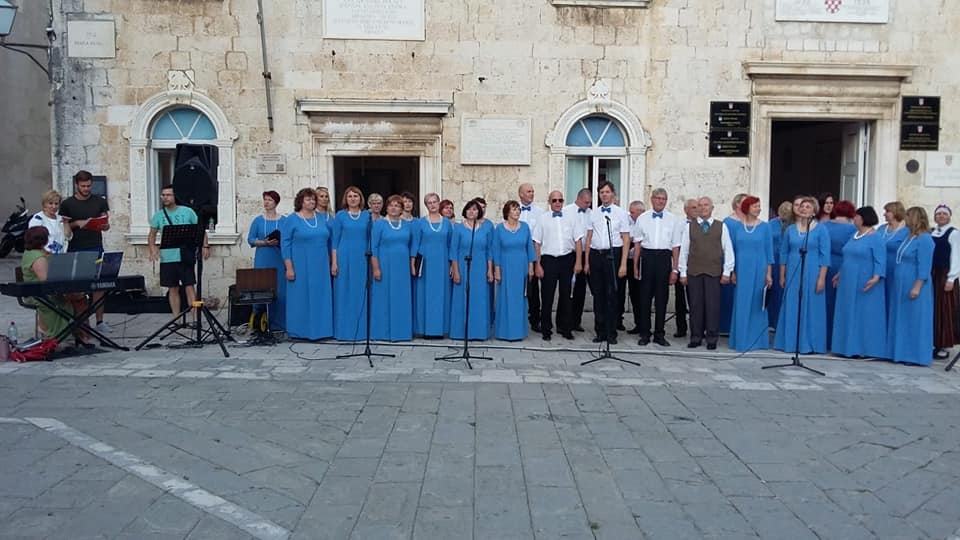 HORVĀTIJĀ festivālā “Trogiras vasara” jauktajam korim “Vīgante” dziesmas skanēja lieliski, un dziedātājas izskatījās daiļas savos jaunajos, speciāli šim pasākumam šūdinātajos tērpos.
Autors: no kora “Vīgante” arhīva
